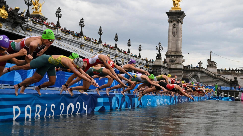 Athletes compete in the swimming race in the Seine during the women's individual triathlon at the Paris 2024 Olympic Games in central Paris on July 31, 2024. © Jeff Pachoud, AFP (Image obtained at france24.com)